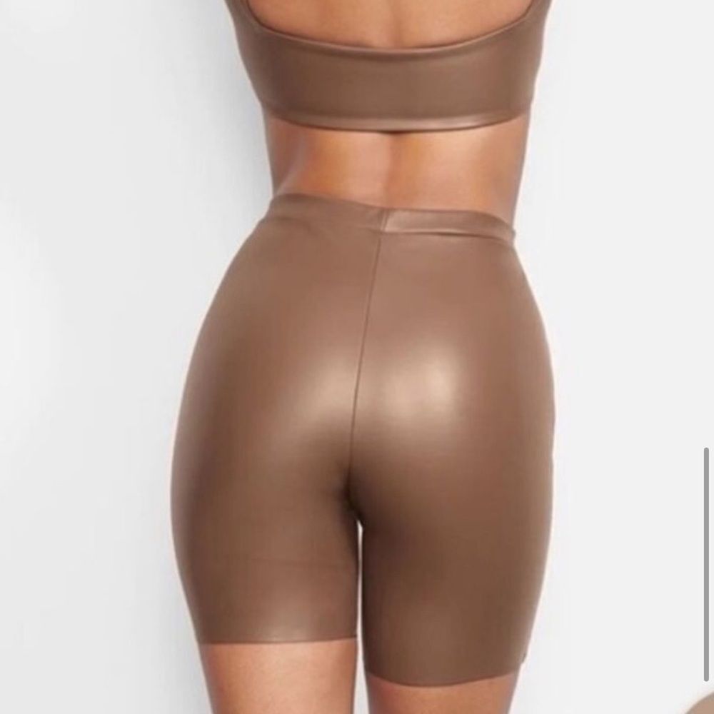 Skims faux leather biker short cocoa color size S NWT - Picture 2 of 9